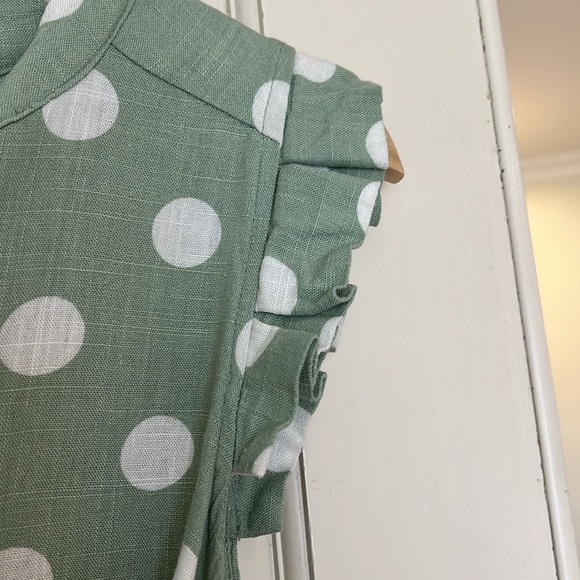 Belted, green linen dress. Midi length. Green with white polka dots. - Picture 7 of 8